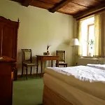 Otel Und Dreibeiniger Hund